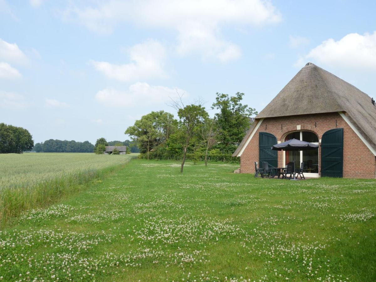 Staying In A Thatched Barn With Box Bed Beautiful View Region Achterhoek Geesteren  Bagian luar foto